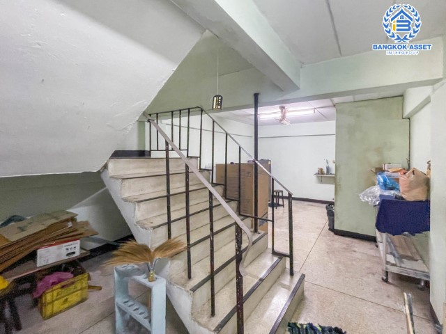 *****อาคารพาณิชย์มือสองย่านกรุงเทพฯ อาคารพาณิชย์ ประชาอุทิศ81 เนื้อที่กว้างขวางเกือบ 23 ตร.ว. มาพร้อมฟังก์ชัน 6 ห้องนอน 5 ห้องน้ำ ที่จอดรถ 1 คัน แถมฟรี! เครื่องปรับอากาศ 2 เครื่อง พื้นที่ใช้สอยเยอะ ตั้งอยู่บนทำเลเดินทางสะดวก เชื่อมต่อถนนประชาอุทิศ, ถนนสุขสวัสดิ์, ถนนราษฎบูรณะ